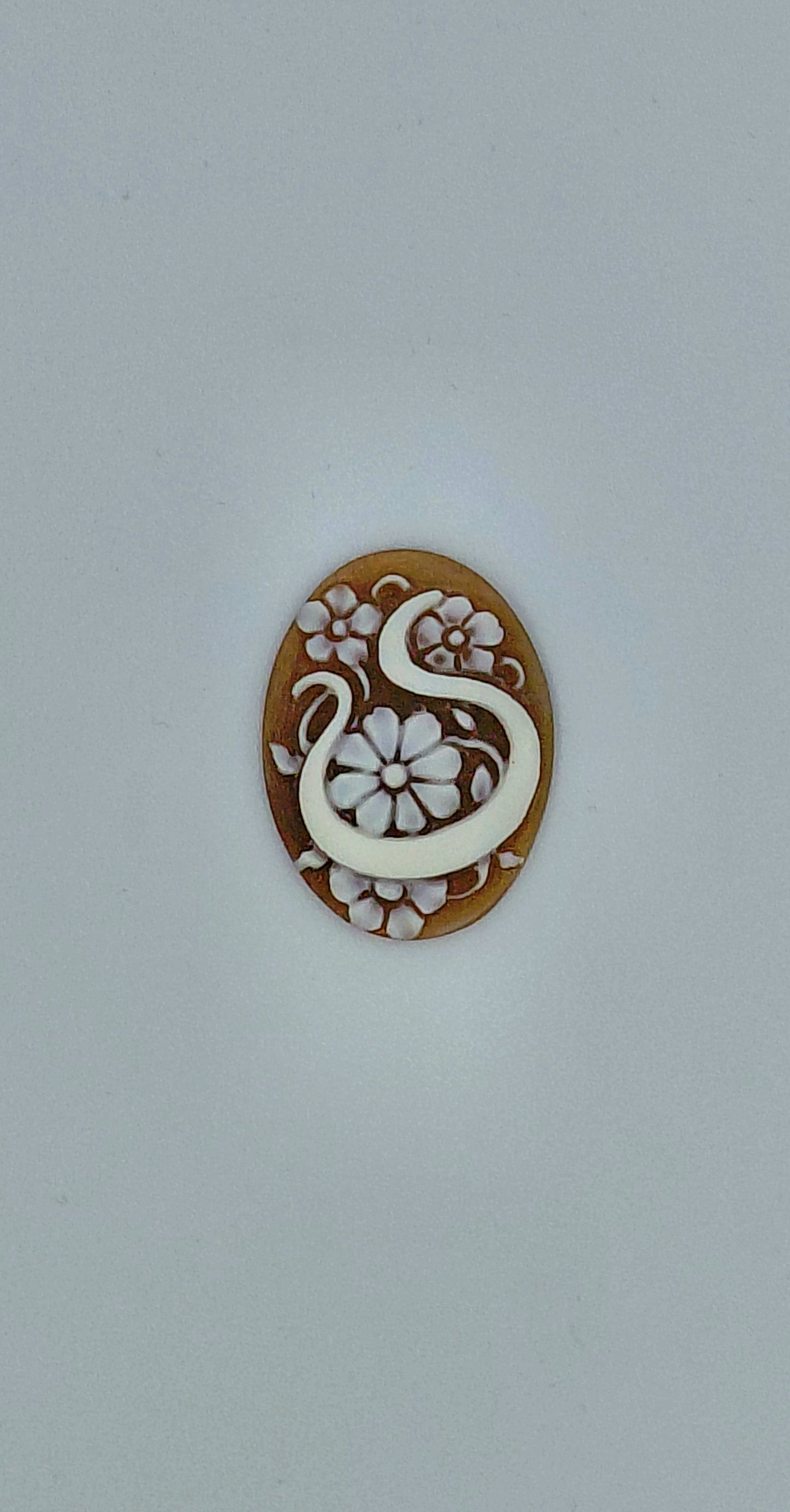 CAMMEO "LETTERA S STILIZZATA CON FIORI " CONCHIGLIA SARDONICA