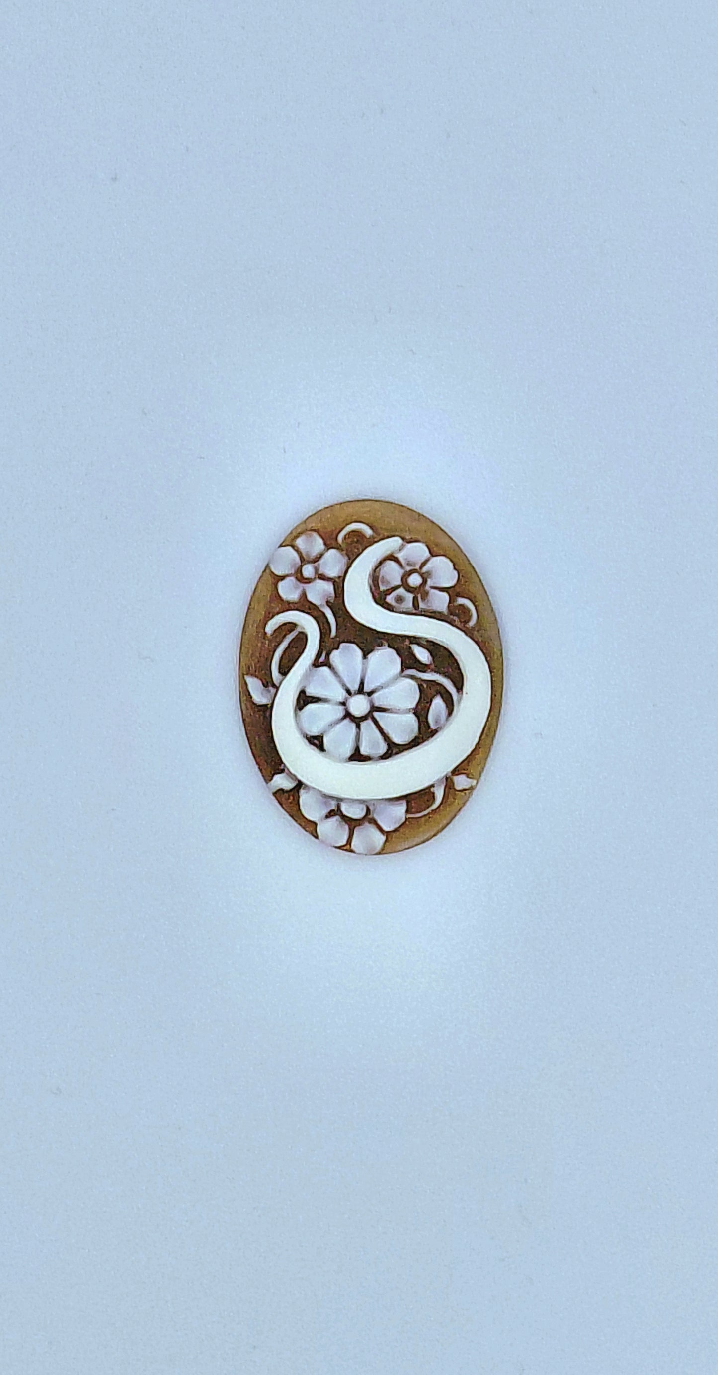 CAMMEO "LETTERA S STILIZZATA CON FIORI " CONCHIGLIA SARDONICA