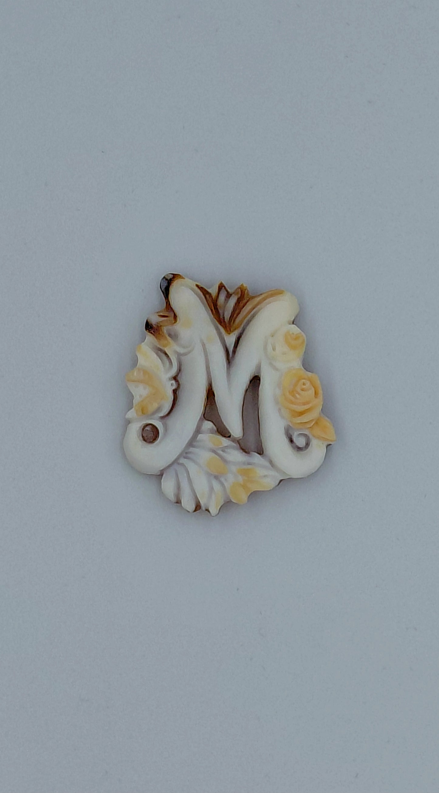 CAMMEO "LETTERA M " CONCHIGLIA SARDONICA