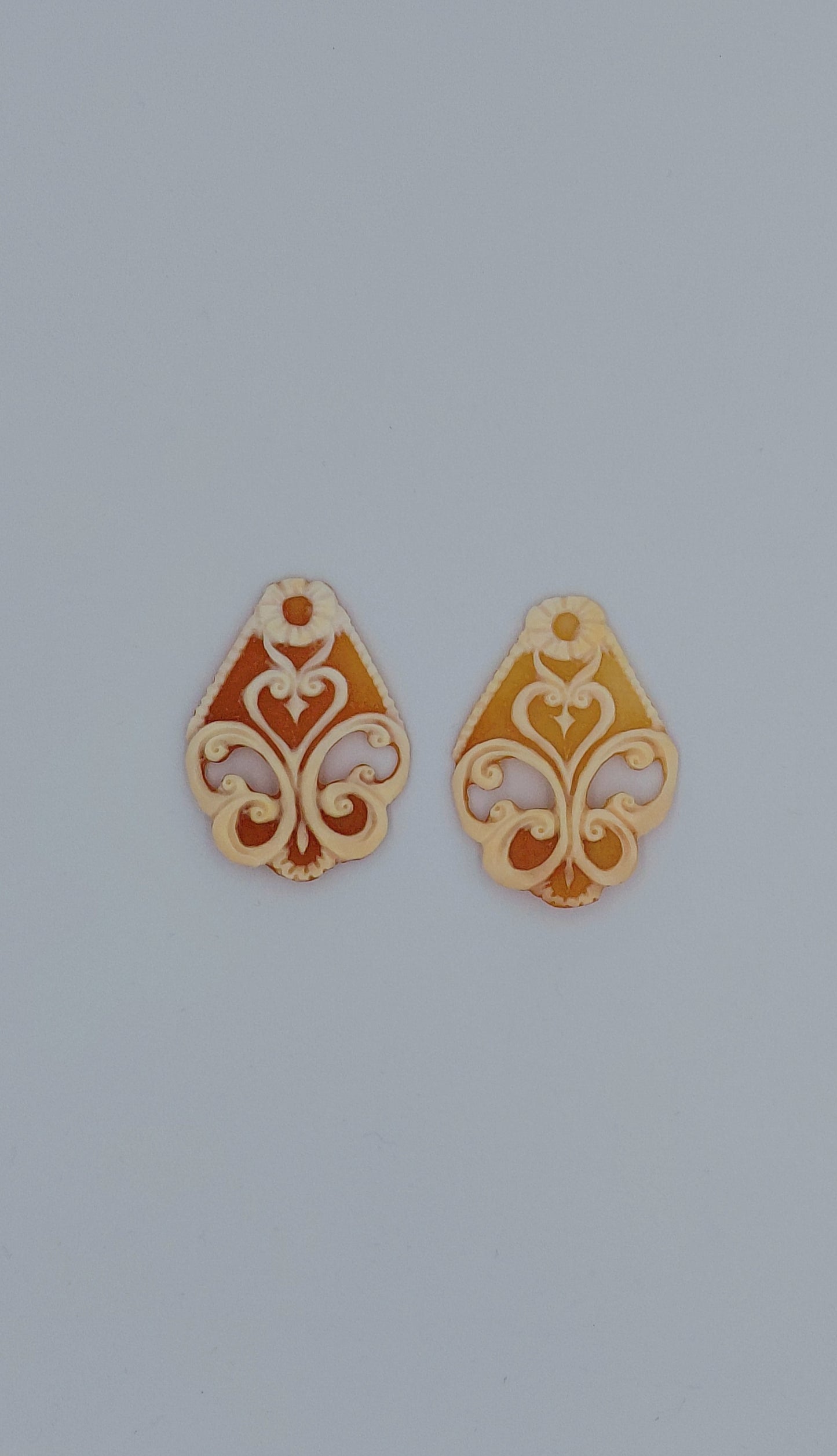 CAMMEO " ORECCHINI FIORI TRAFORATI " CONCHIGLIA CORNEOLA