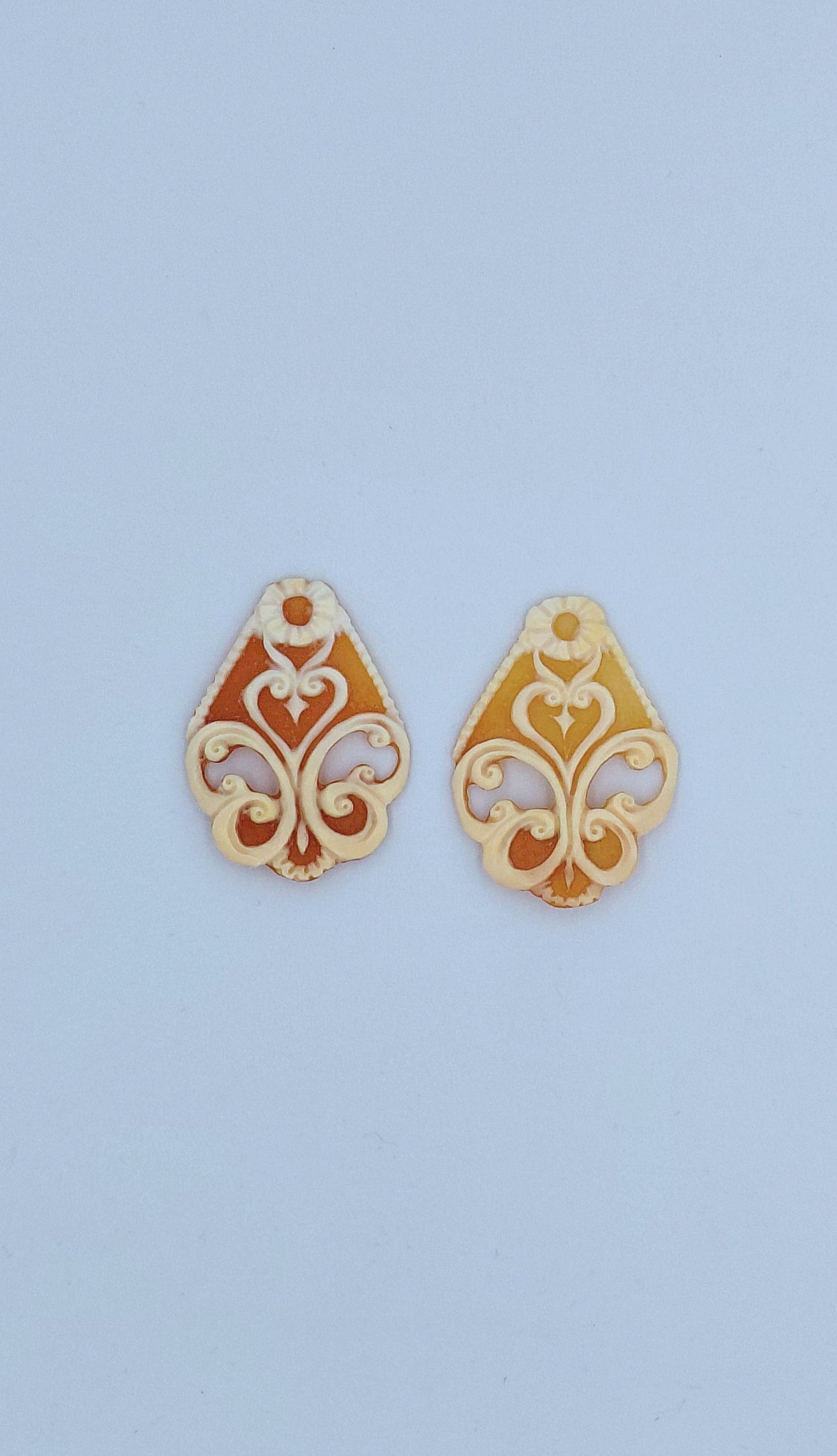 CAMMEO " ORECCHINI FIORI TRAFORATI " CONCHIGLIA CORNEOLA