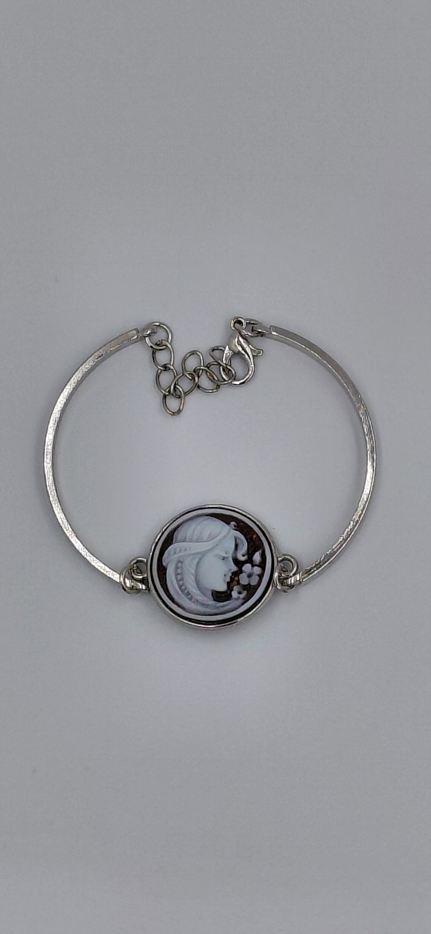 Bracciale metallo con cammeo profilo Donna 20 mm , circonferenza del bracciale 16 cm + 5cm