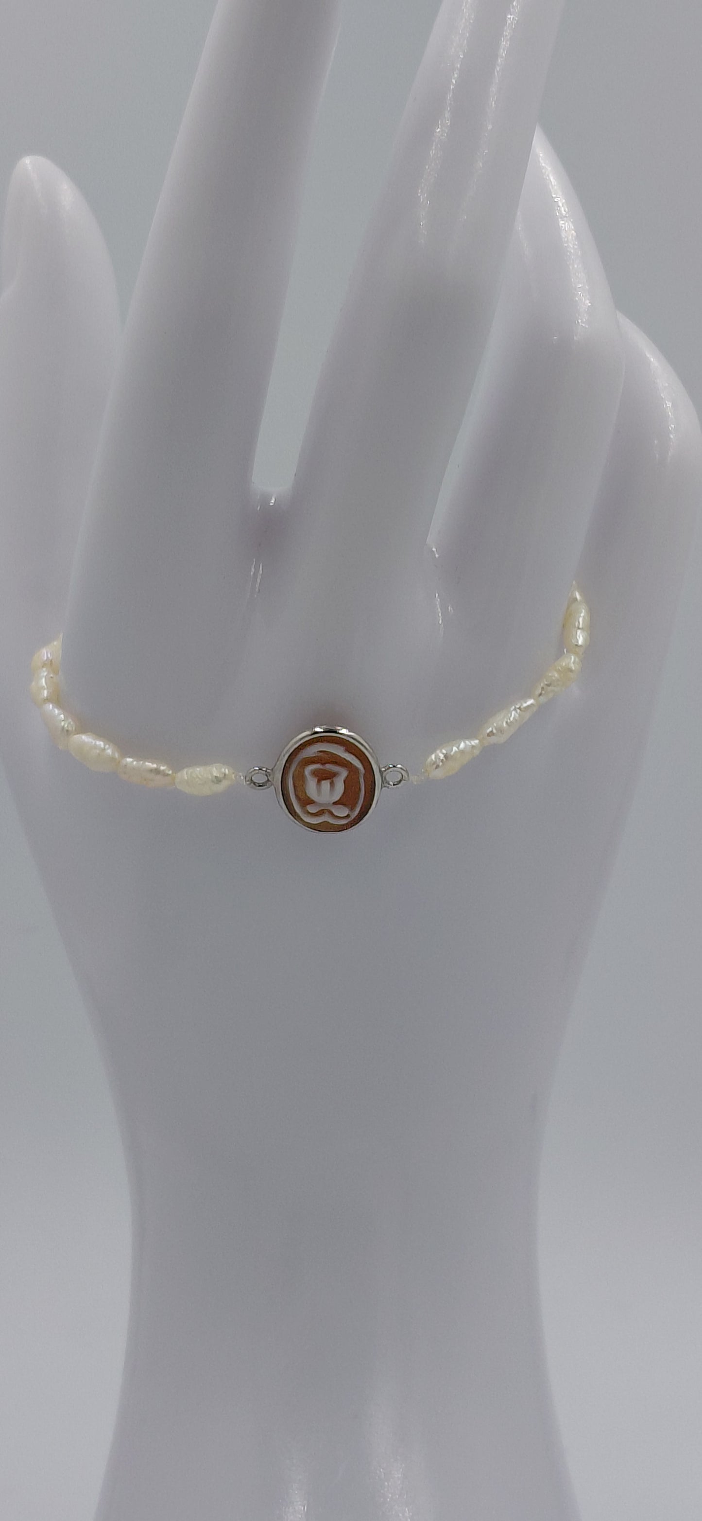 bracciale in argento 925 con cammeo fiore e perle di fiume