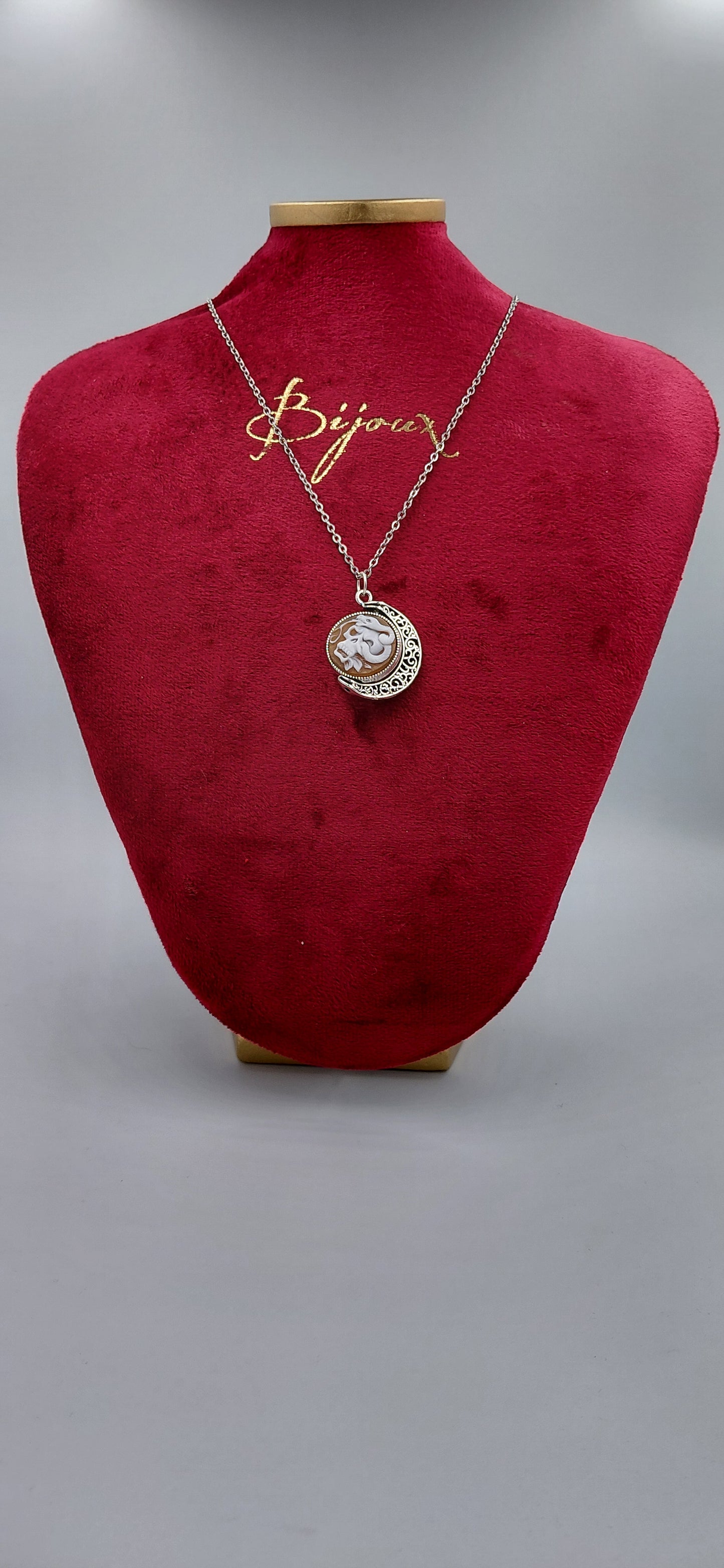 teschio serpente tondo conchiglia sardonica misura 17,9mm incastonato in metallo