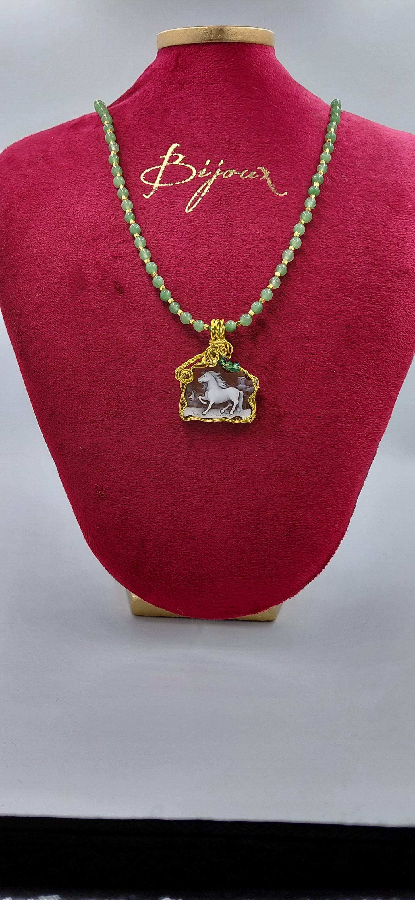 Cammeo conchiglia sardonica "cavallo "incastonato a mano in metallo con tecnica wire