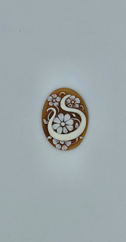 CAMMEO "LETTERA  S  STILIZZATA CON FIORI " CONCHIGLIA SARDONICA
