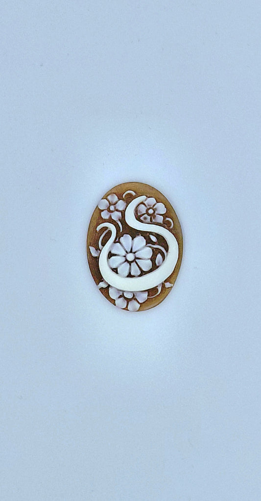CAMMEO "LETTERA  S  STILIZZATA CON FIORI " CONCHIGLIA SARDONICA