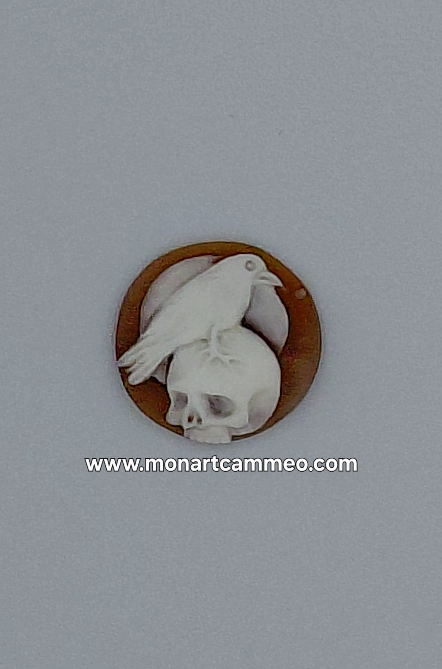 cammeo conchiglia sardonica teschio con corvo misura 17.6mm incastonato in metallo