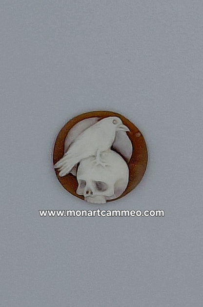 cammeo conchiglia sardonica teschio con corvo misura 17.6mm incastonato in metallo