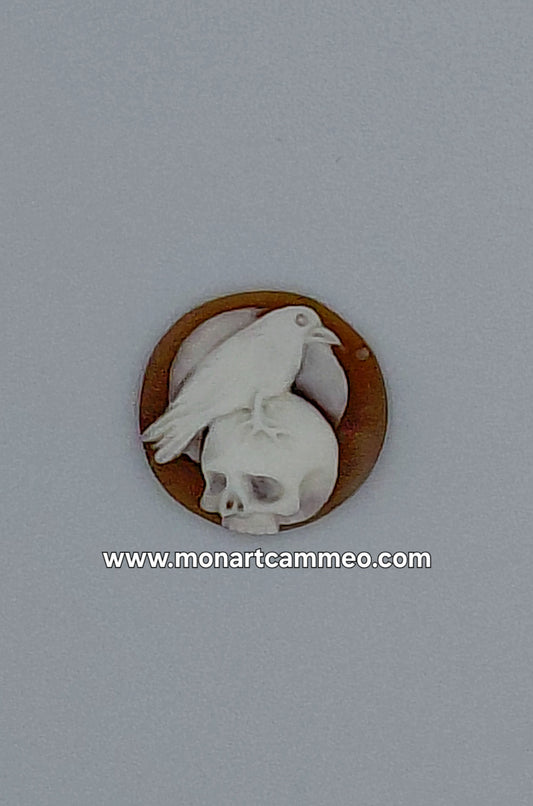 cammeo conchiglia sardonica teschio con corvo misura 17.6mm incastonato in metallo