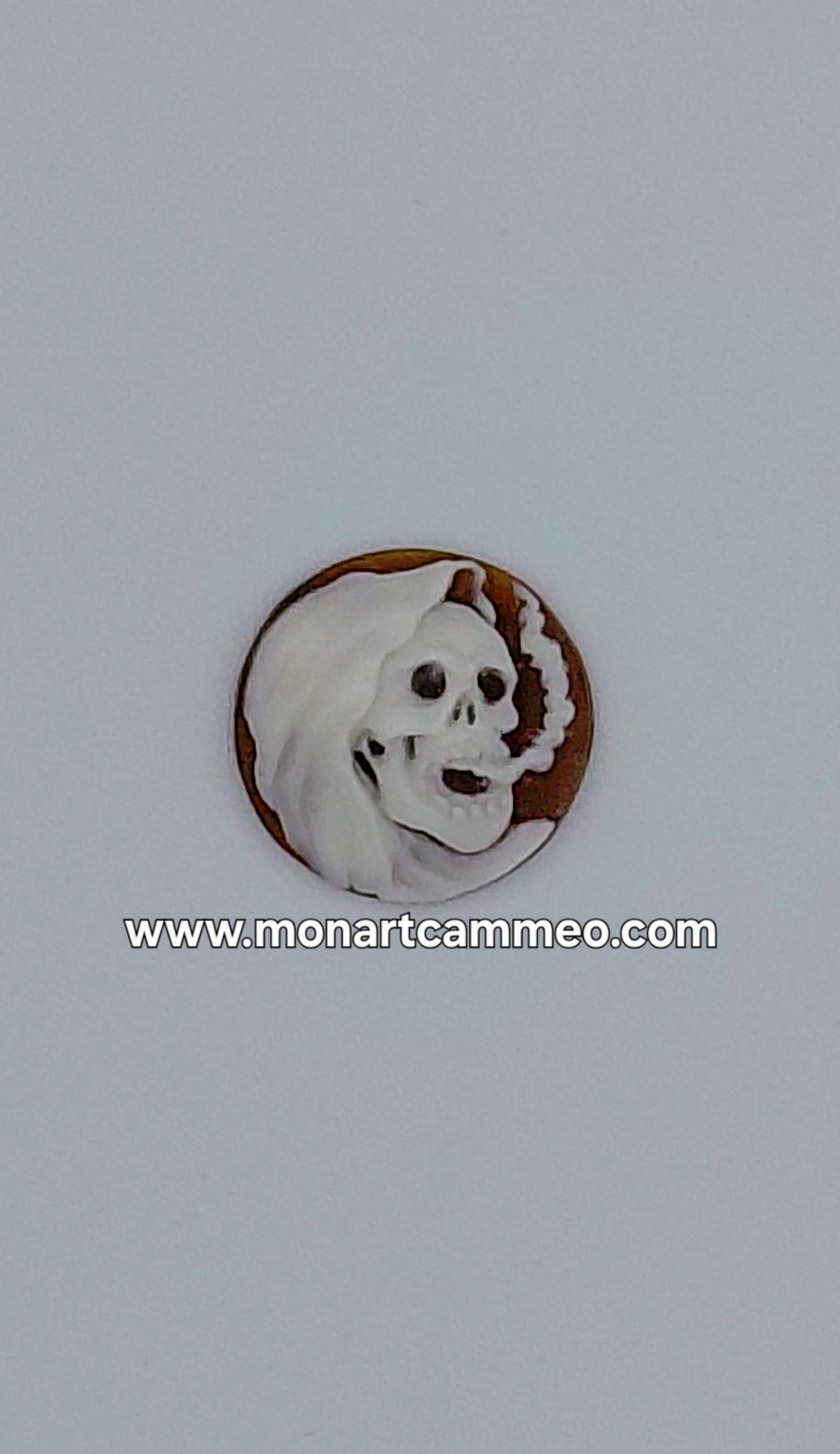 cammeo teschio con sigaretta conchiglia sardonica misura 17,6mm incastonato in metallo