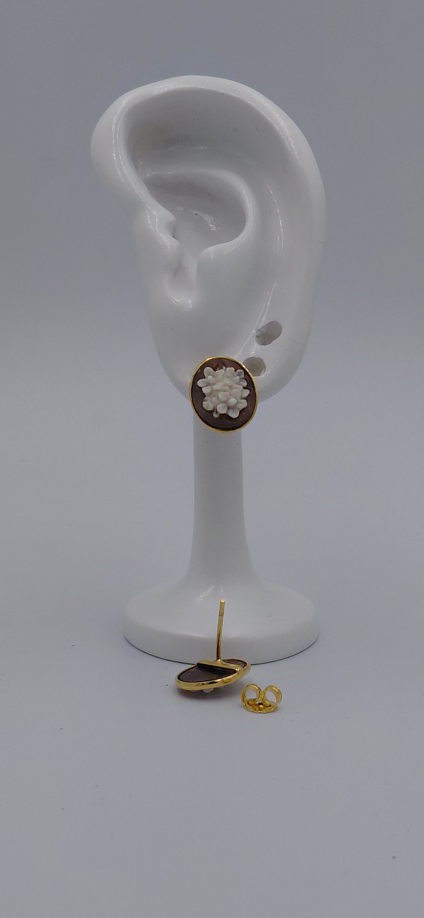 orecchini " fiori "cammeo sardonico 12 mm ovale