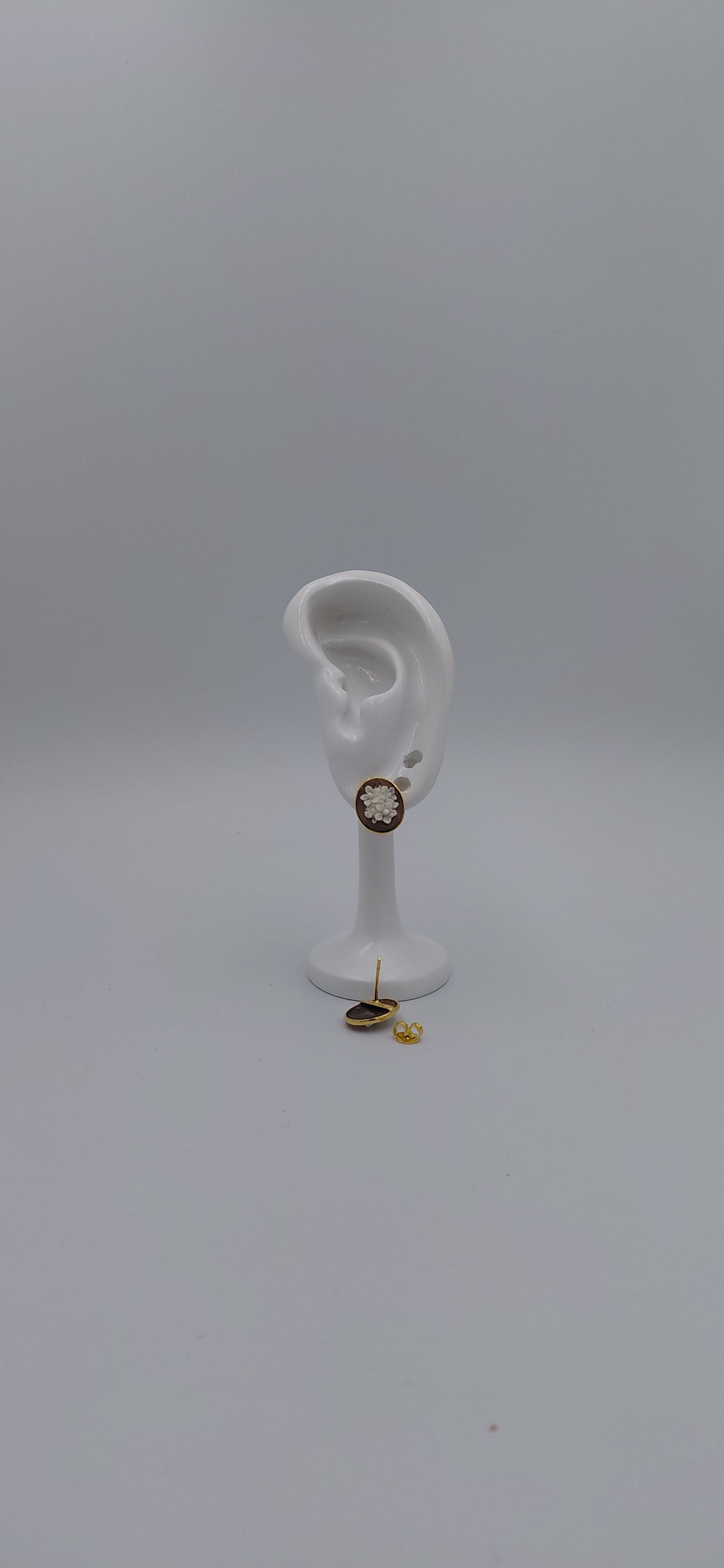 orecchini " fiori "cammeo sardonico 12 mm ovale