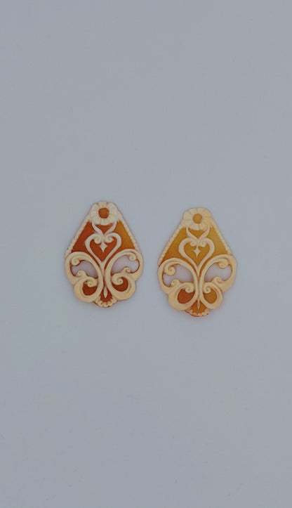 CAMMEO " ORECCHINI FIORI TRAFORATI " CONCHIGLIA CORNEOLA