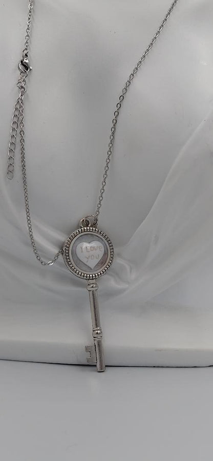 ciondollo con cammeo  "la chiave del amore " incastonato in metallo