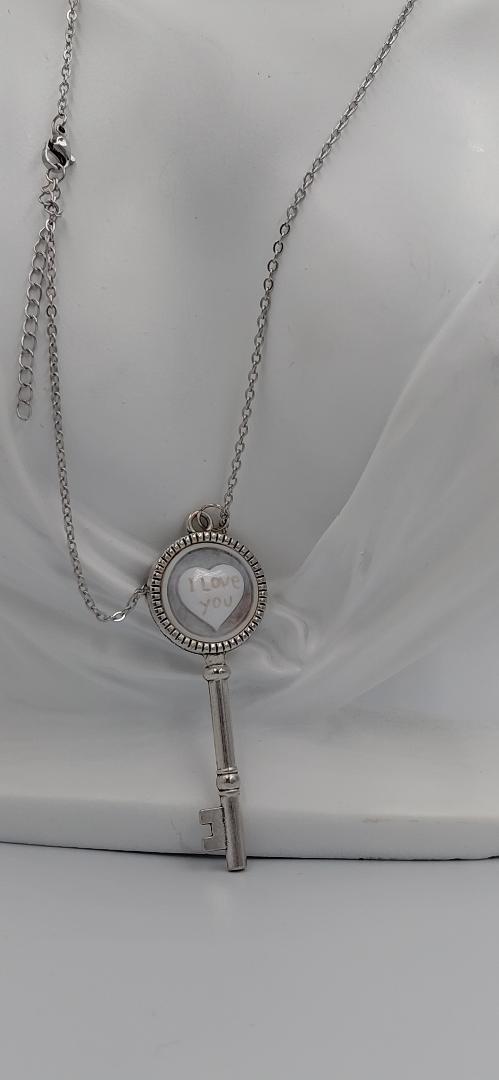 ciondollo con cammeo  "la chiave del amore " incastonato in metallo