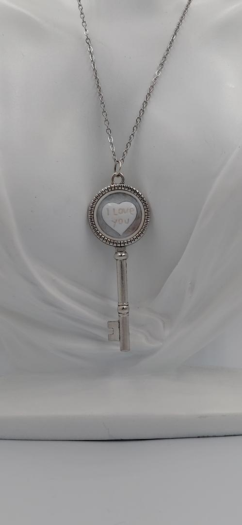 ciondollo con cammeo  "la chiave del amore " incastonato in metallo