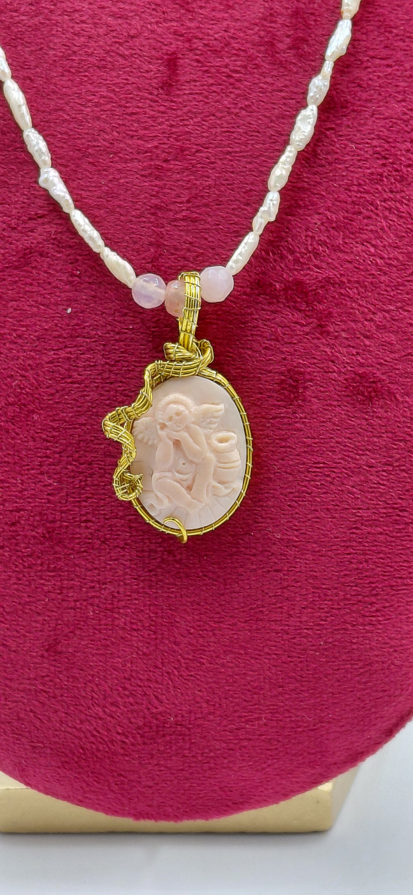 cammeo angelo rosa incastonato in metallo con tecnica a filo wire ,collana con perle di fiume e pietre