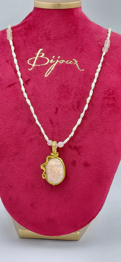 cammeo angelo rosa incastonato in metallo con tecnica a filo wire ,collana con perle di fiume e pietre