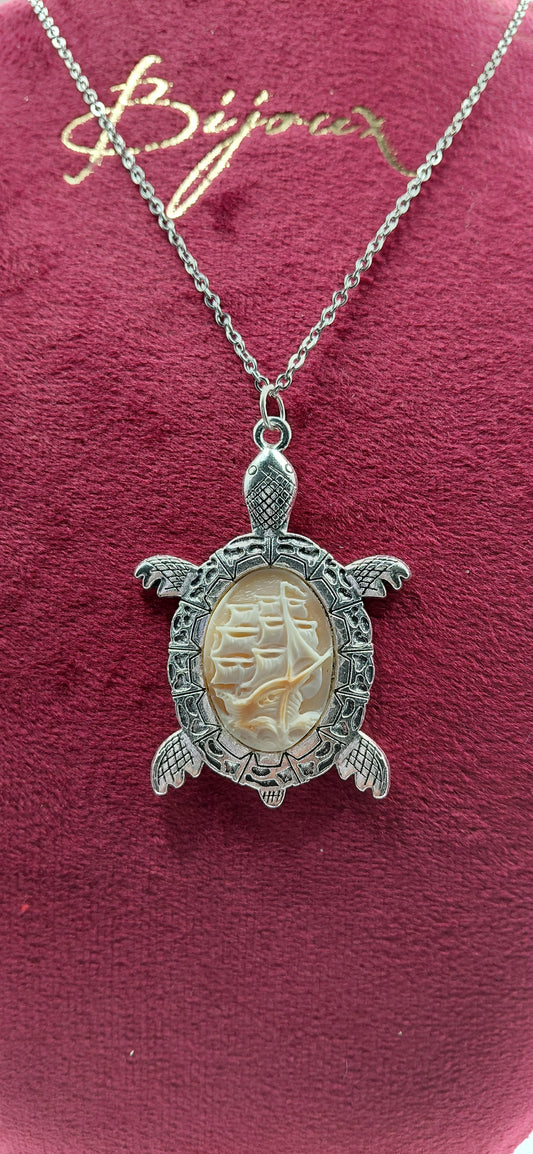 Cammeo Veliero conchiglia corniola incastonato in una tartaruga in metallo che compone un pendente