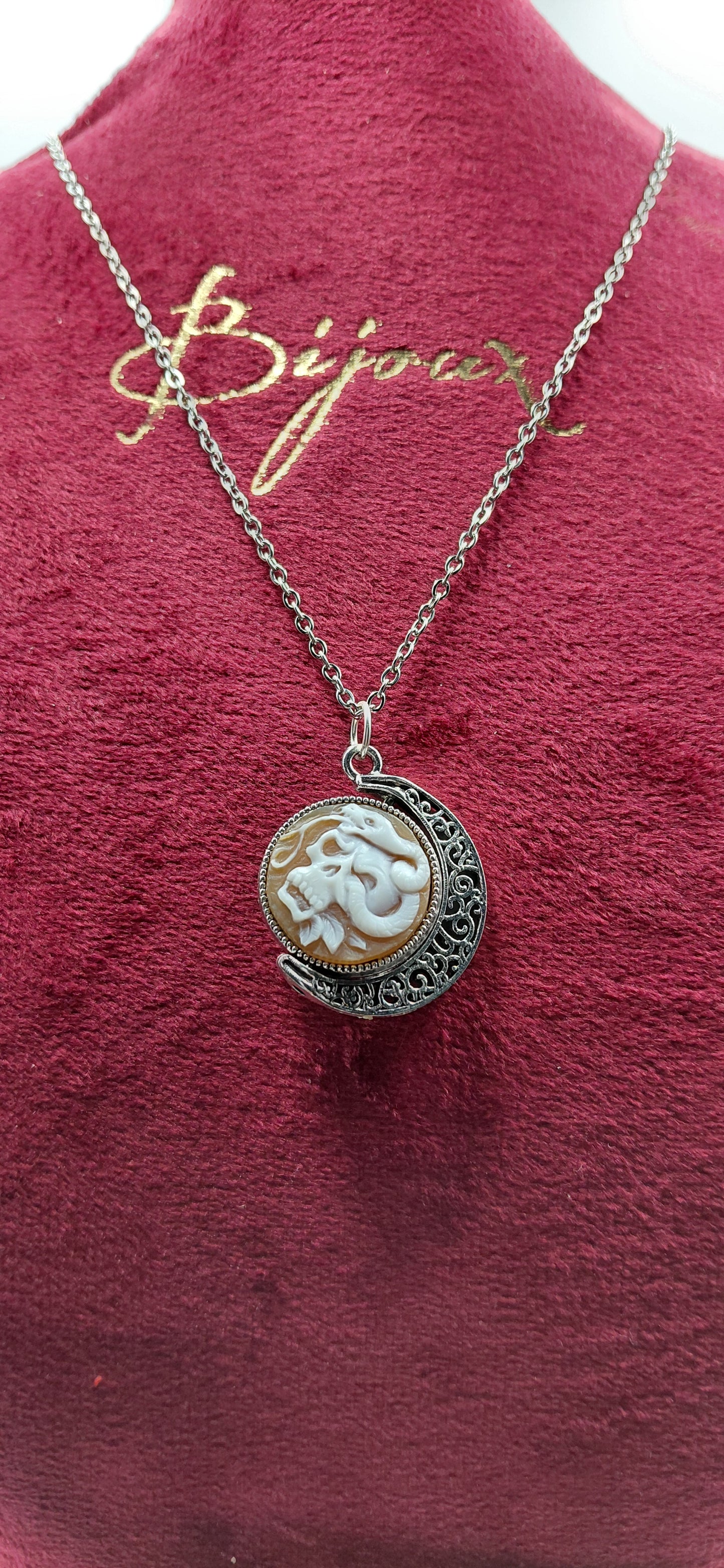 teschio serpente tondo conchiglia sardonica misura 17,9mm incastonato in metallo