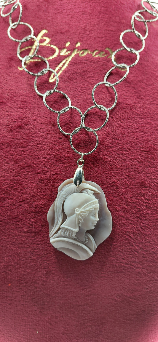 Cammeo "Minerva" inciso a mano in conchiglia sardonica