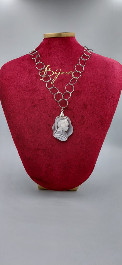 Cammeo "Minerva" inciso a mano in conchiglia sardonica