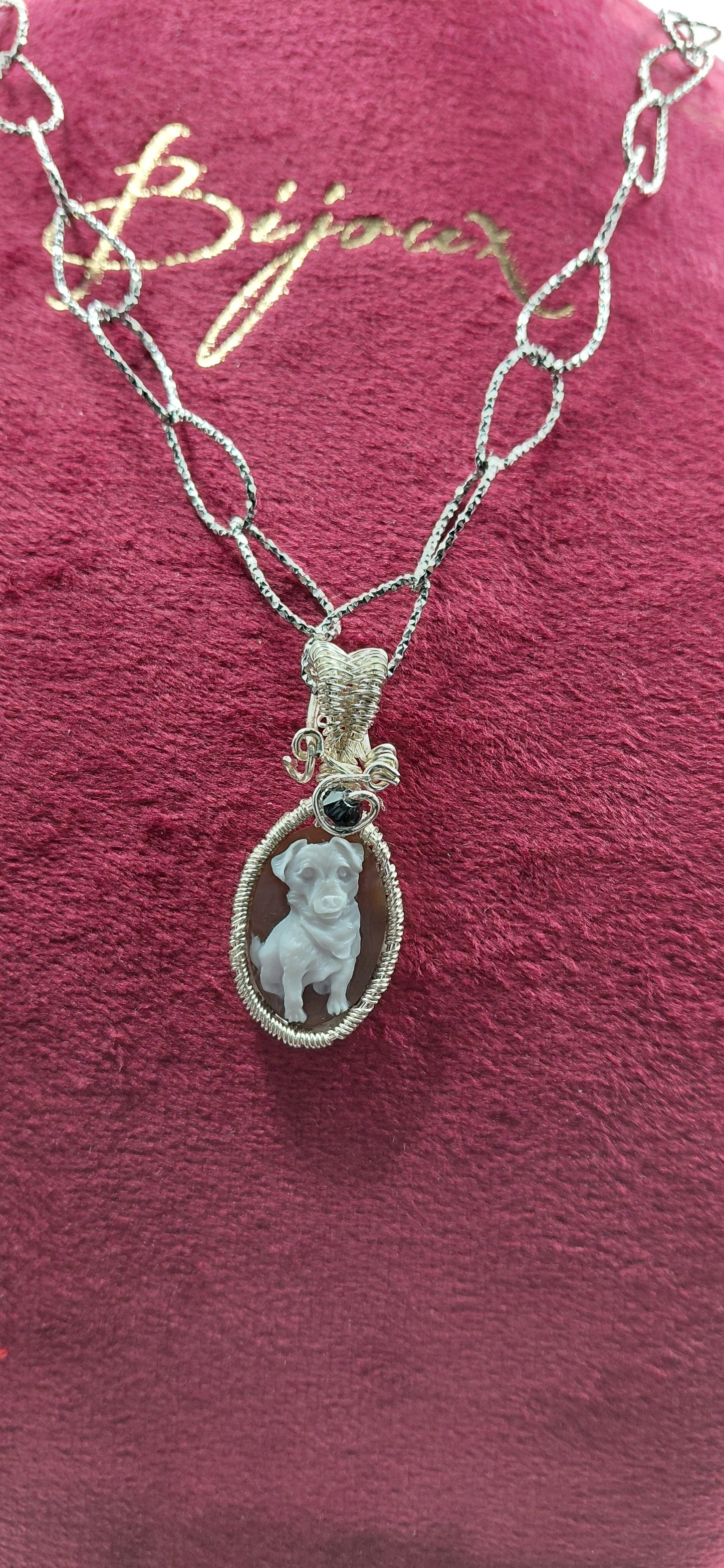 Cammeo "cane jack russel "in conchiglia sardonica incastonato in metallo con tecnica a filo wire