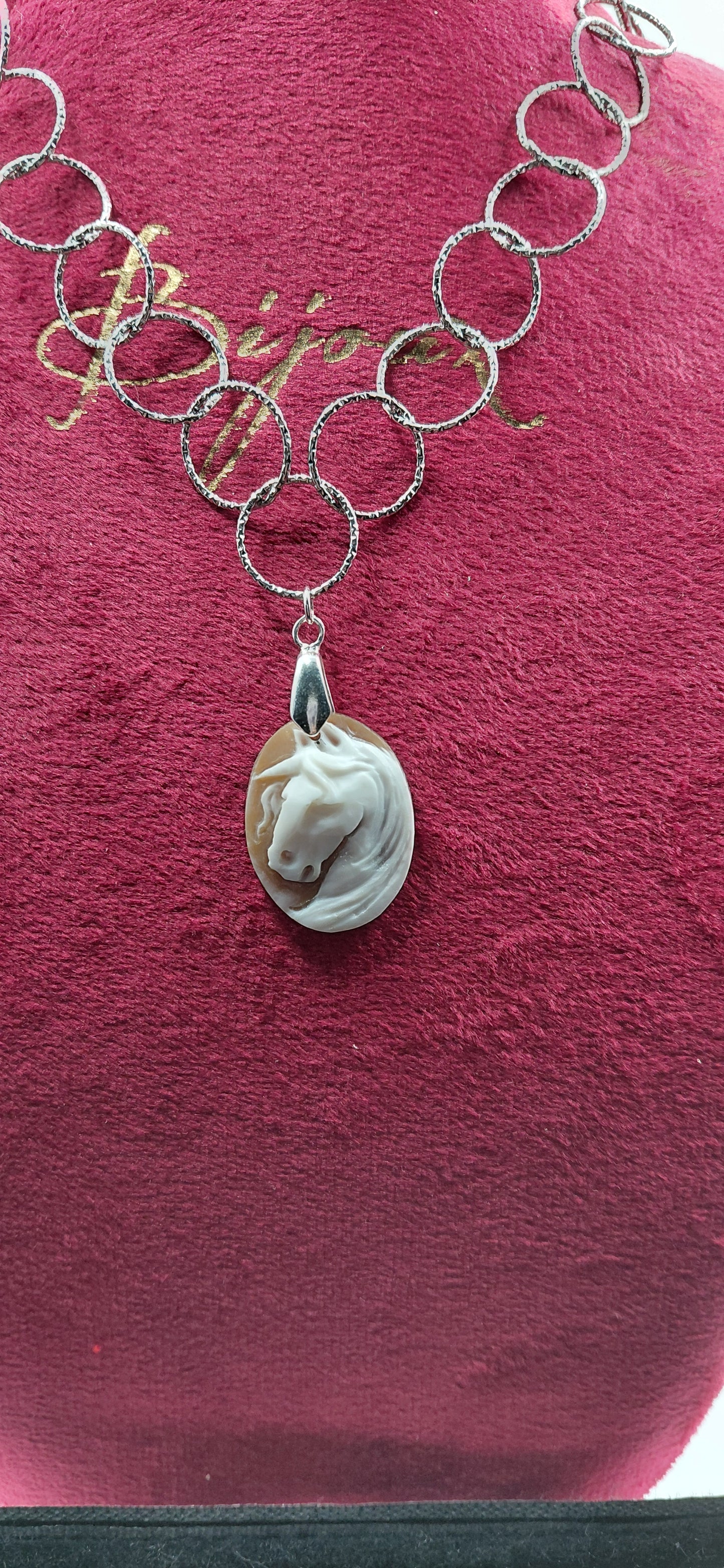 Cammeo "Unicorno "inciso a mano in conchiglia sardonica