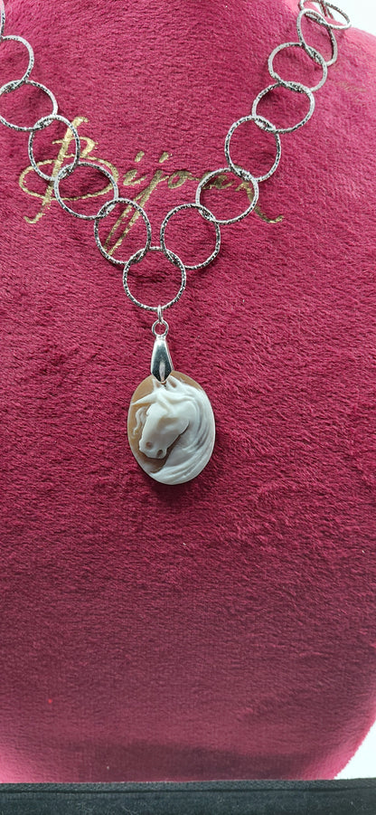 Cammeo "Unicorno "inciso a mano in conchiglia sardonica