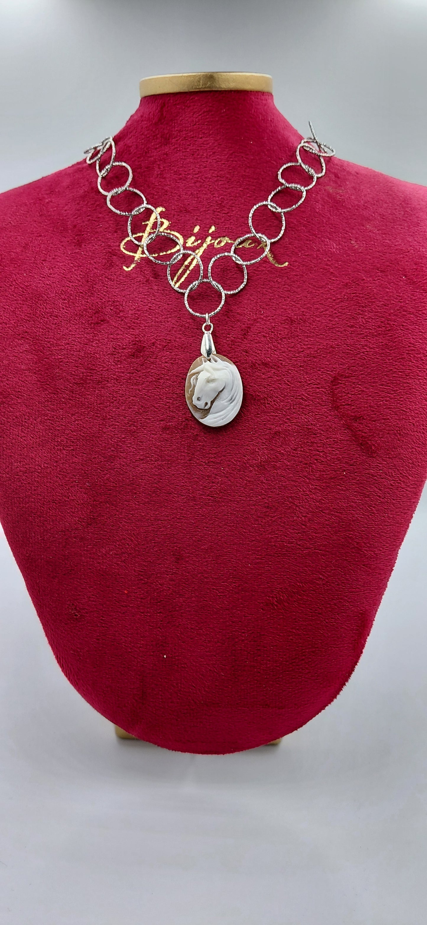 Cammeo "Unicorno "inciso a mano in conchiglia sardonica