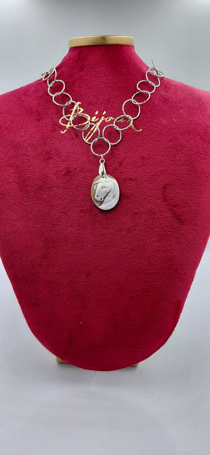 Cammeo "Unicorno "inciso a mano in conchiglia sardonica