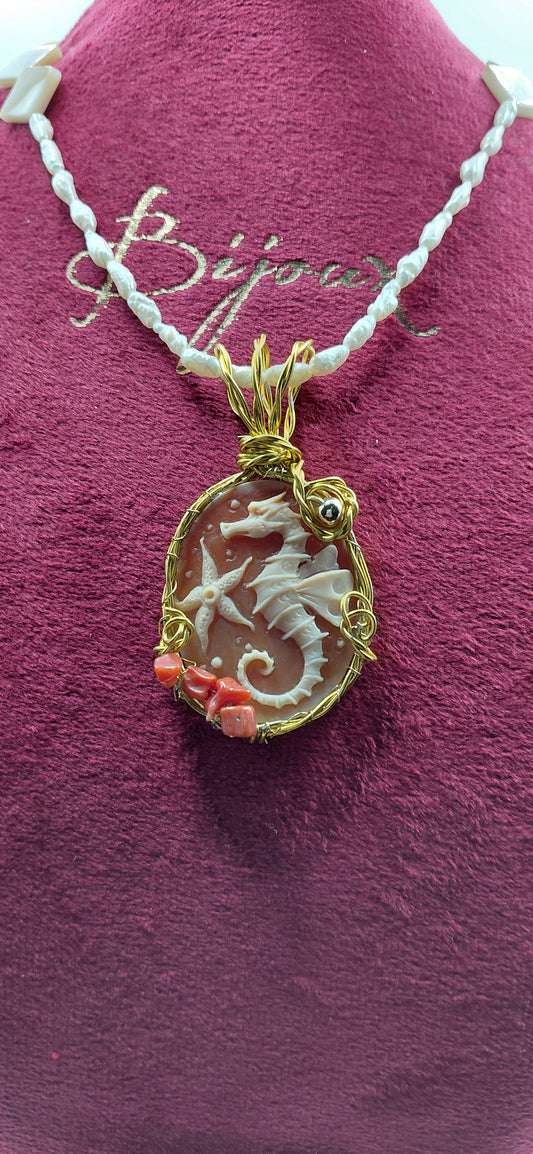 Cammeo "cavalluccio marino"incastonato in metallo con tecnica wire e applicazioni di corallo