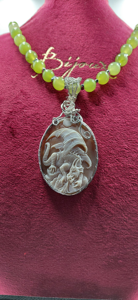 cammeo conchiglia sardonica "drago" incastonato in metallo con tecnica wire