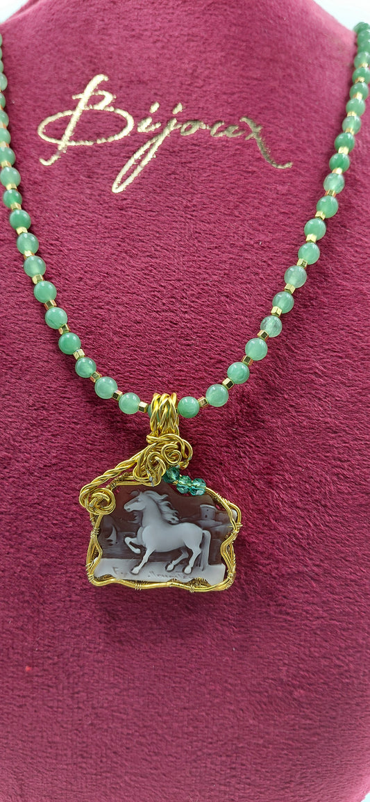 Cammeo conchiglia sardonica "cavallo "incastonato a mano in  metallo con tecnica wire