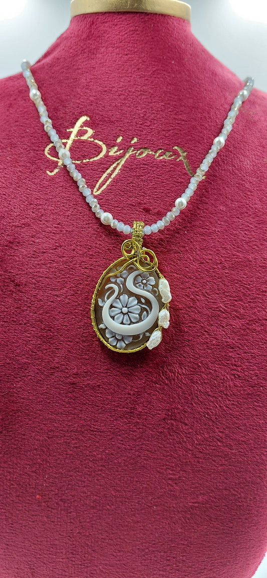 cammeo conchiglia sardonica lettera S stilizzata con fiori  incastonato in metallo e tre perle di fiume