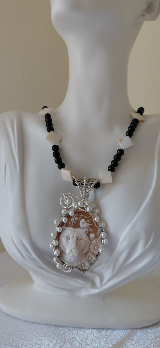 Cammeo  " Primavera " conchiglia sardonica incastonato in metallo con tecnica a filo wire