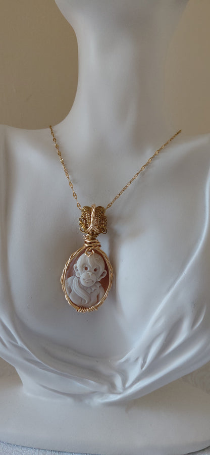 Cammeo " Scimmietta "conchiglia sardonica incastonato in metallo con tecnica a filo wire