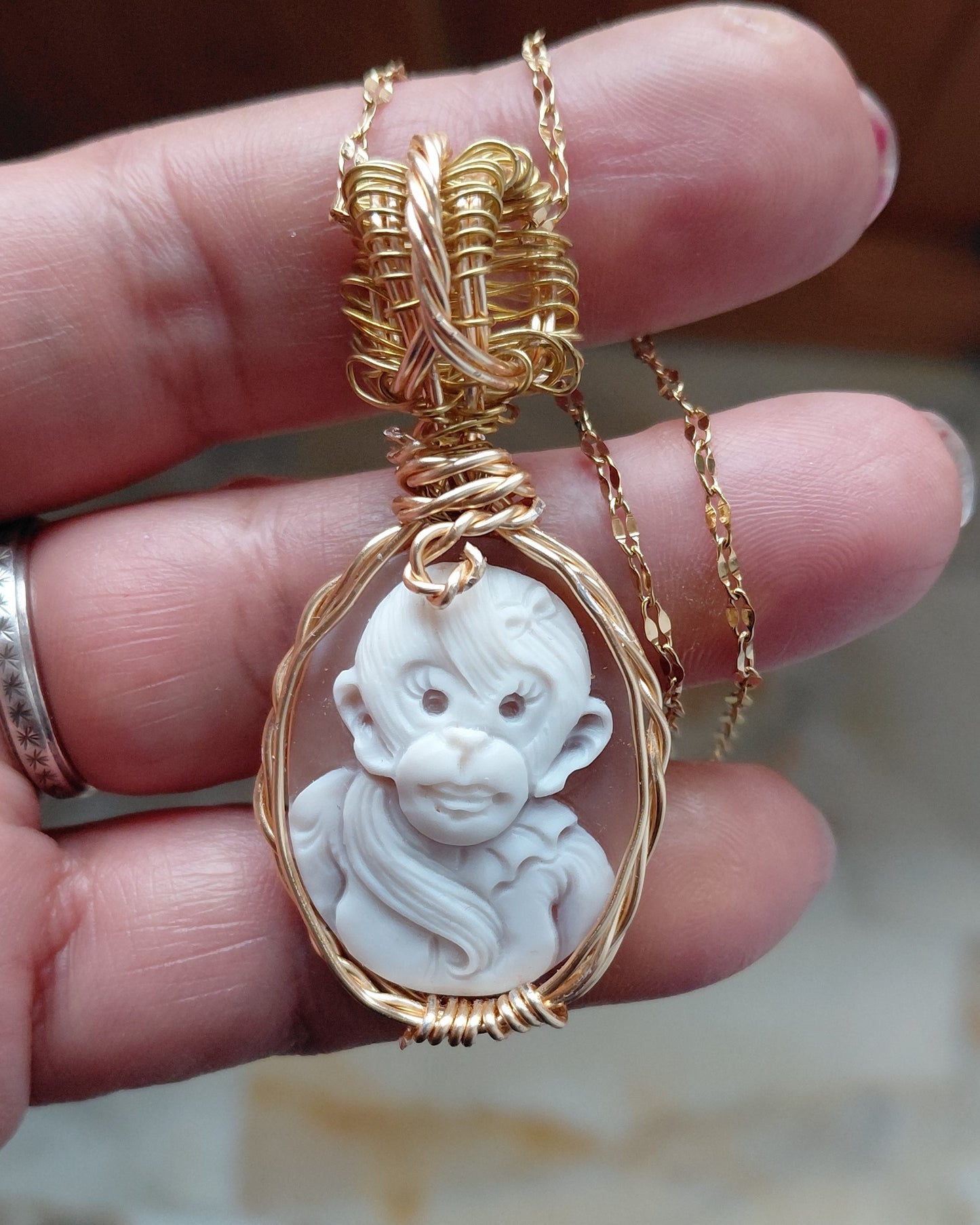 Cammeo " Scimmietta "conchiglia sardonica incastonato in metallo con tecnica a filo wire